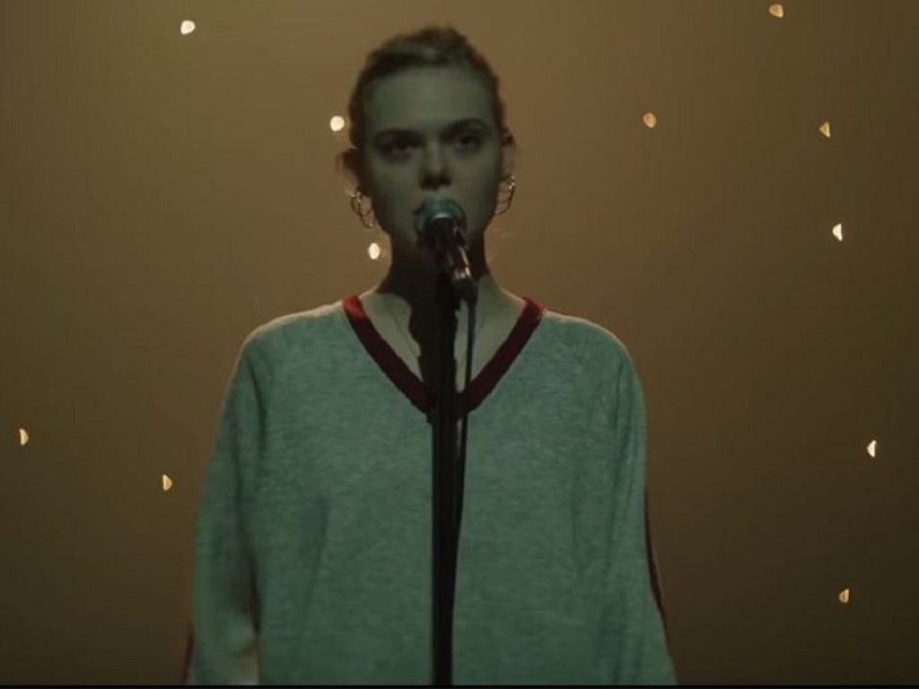 Elle Fanning è Teen Spirit: voce pazzesca e un sogno da inseguire. Il film del regista Max Minghella dal 29 agosto al cinema