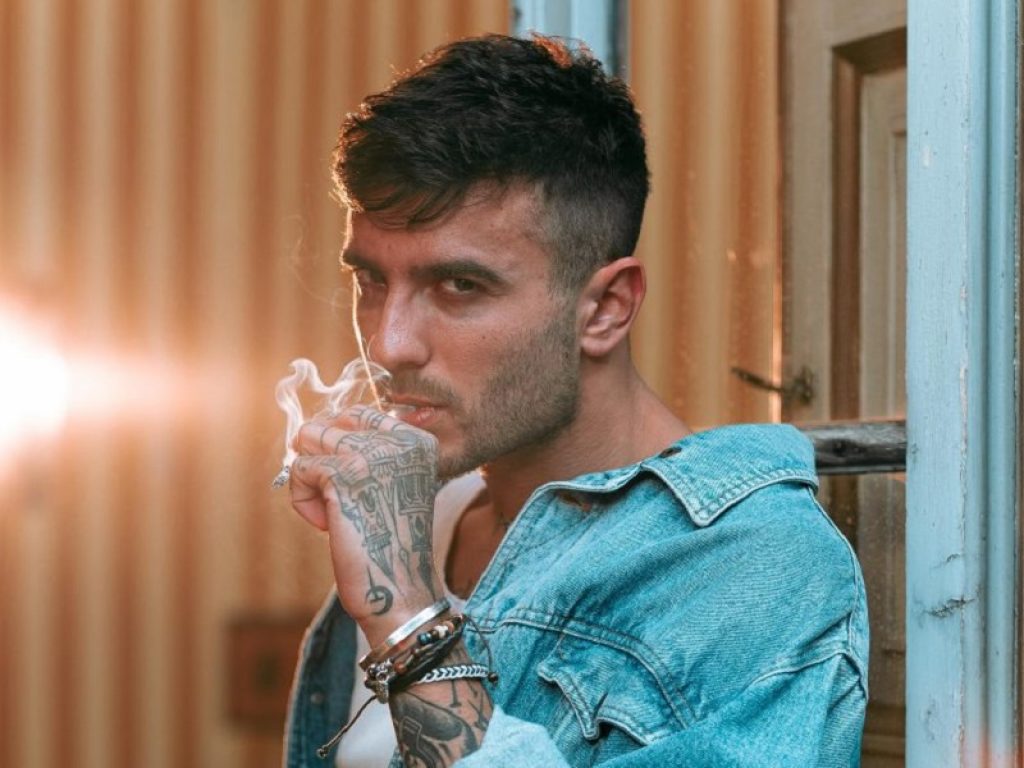 Junior Cally torna con il singolo "Come Monet": l'artista aveva rivelato di soffrire di disturbi ossessivo compulsivi e dipendenza da alcol e sesso