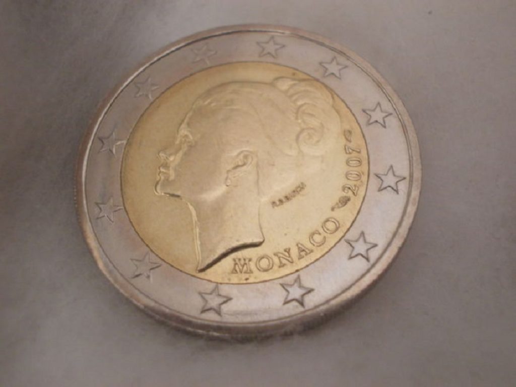 C’è una moneta da 2 euro che ne vale 2000: è stata coniata a Monaco nel 2007 per commemorare i 25 dalla morte di Grace Kelly