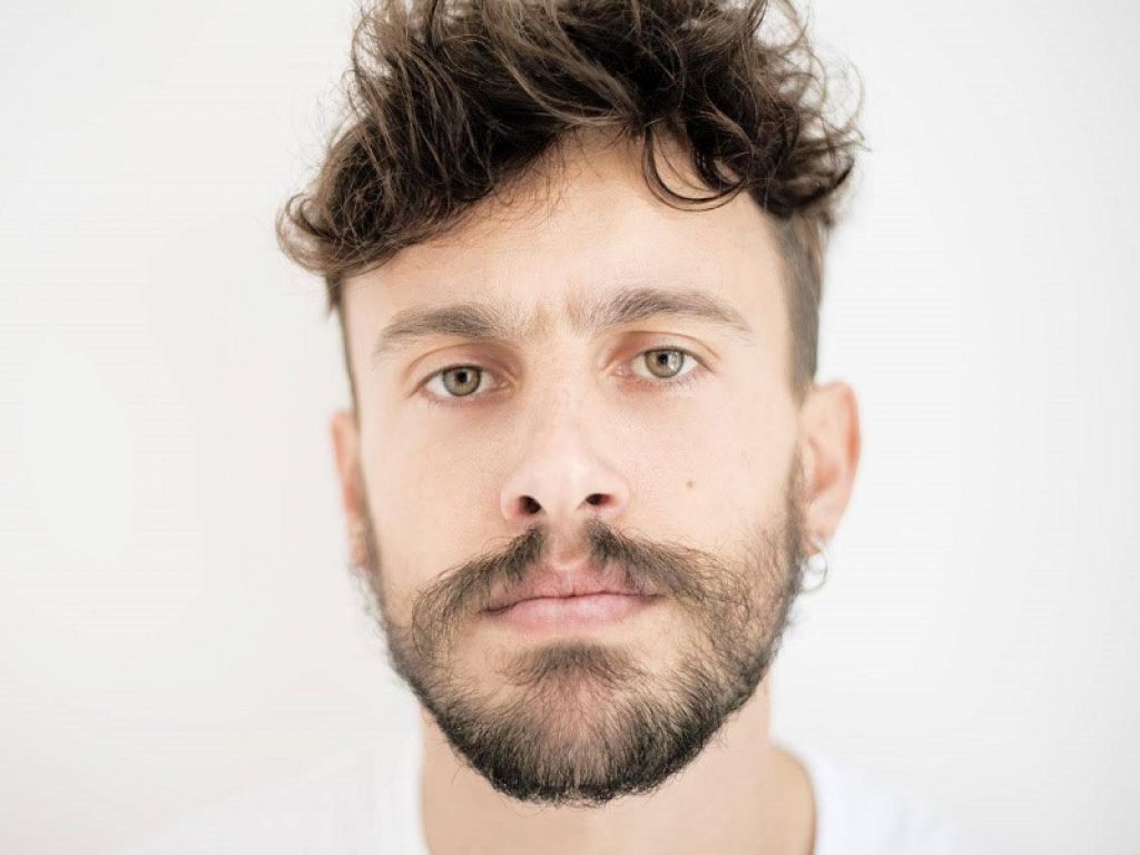 Aiello canta "Il Cielo di Roma": è sua la prima canzone dell’anno. Il nuovo singolo del cantautore è in rotazione radiofonica