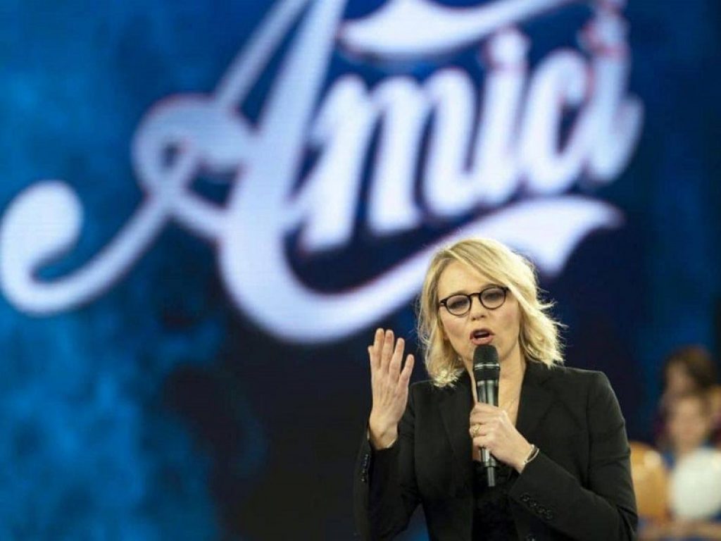 “Amici” di Maria De Filippi cambia data: il talent show posticipato a domenica. Per due settimane non andrà in onda di sabato