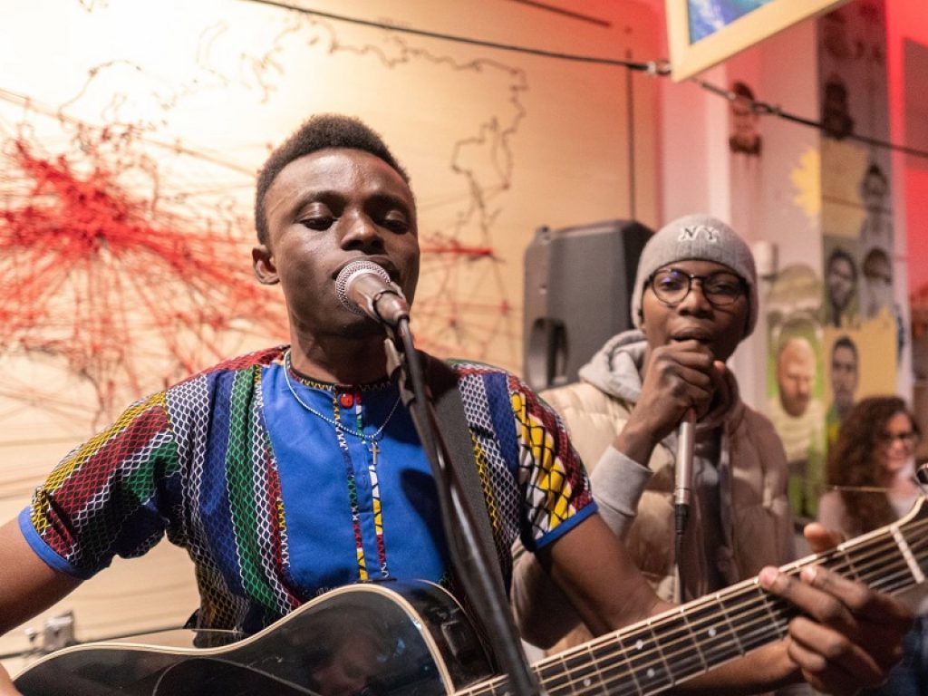Chris Obehi, cantante di origini nigeriane, a Palermo dal 2016, e "Angelo Daddelli & I Picciotti" rendono omaggio a Rosa Balistreri con l'interpretazione del brano "La Siminzina"