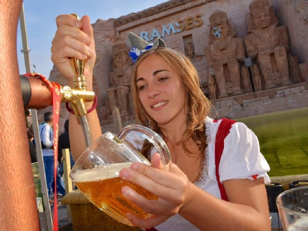 Torna a Gardaland Oktoberfest: evento speciale per 2 settimane dal 14 al 29 settembre con birra a fiumi e specialità eno-gastronomiche bavaresi