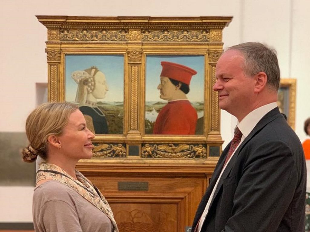 Kylie Minogue e Nicole Kidman a Firenze in visita agli Uffizi. Le due star australiane accolte dal direttore Eike Schmidt prima del loro tour del Museo