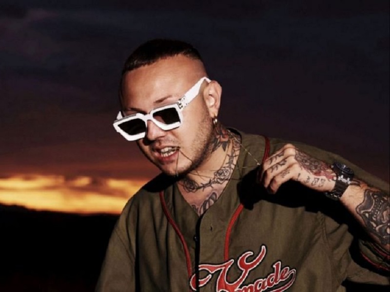 Lazza torna con due album e nuove collaborazioni segrete. Il rapper regala un seguito dopo "Re Mida", uscito lo scorso marzo