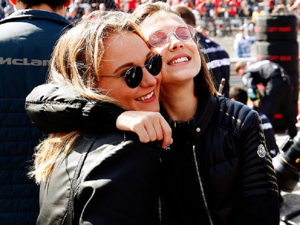 Milly Bobby Brown e la sorella alla produzione di un film che andrà in onda su Netflix. La pellicola si intitola "A Time Lost"