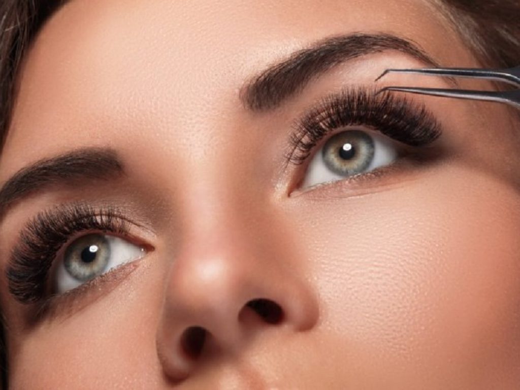 Si diffonde anche in Italia la moda delle ciglia finte fatte con i peli del visone: le associazioni animaliste attaccano: "Ennesimo frutto della violenza e della crudeltà sugli animali"