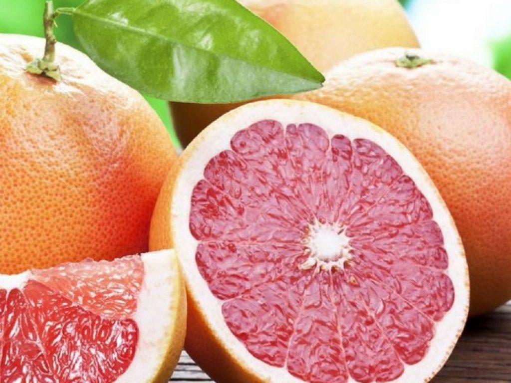 Prendere un medicinale aiutandosi con una spremuta di pompelmo crea una sorta di sovradosaggio: aumenta la biodisponibilità del principio attivo