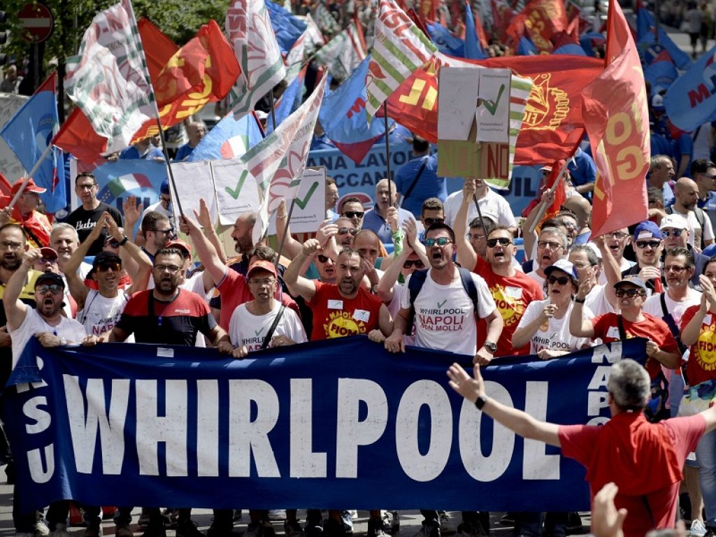 Lettera di licenziamenti per gli operai Whirlpool di Napoli: i motivi della decisione del gruppo che si aggrappa al "drastico calo della domanda di lavatrici di alta gamma"