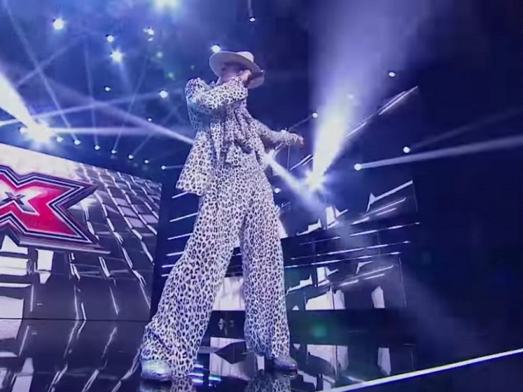 Achille Lauro e Sfera Ebbasta tornano “ragazzi del blocco” a X Factor. Il rapper romano ha fatto ballare il pubblico con Rolls Royce