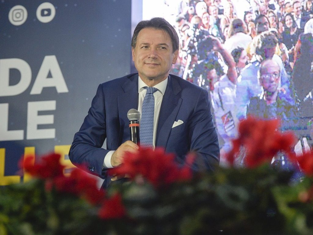 Il premier Conte alla festa di Fratelli d'Italia: “La tassa sui voli? Praticabile”. Codacons all'attacco: "Dal Governo fanta-fisco"