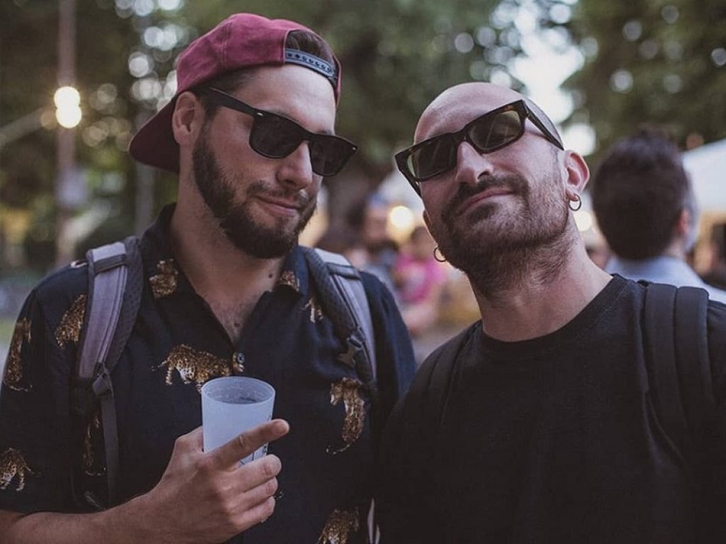Gli EGO annunciano l'uscita del nuovo singolo "Fuori da qua": il duo rap aretino ha pubblicato la scorsa primavera "Saette", l'album d'esordio uscito con Woodworm