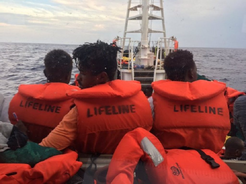 A Pozzallo migrante positivo al coronavirus, il governatore siciliano Musumeci: "Hotspot insufficienti ad assorbire la nuova ondata di arrivi, serve una nave per la quarantena"