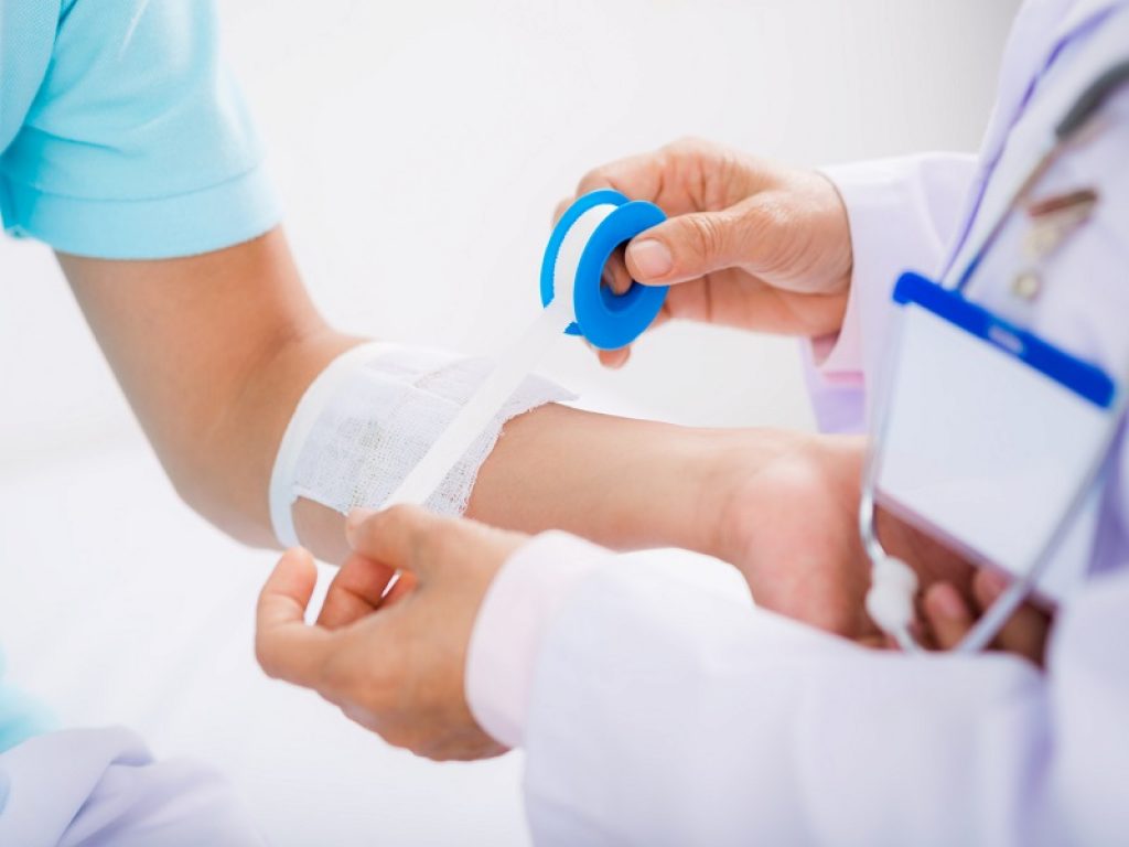 Ferite, ecco come bisogna disinfettarle nel modo giusto per evitare di peggiorare l’entità del danno e causare infezioni