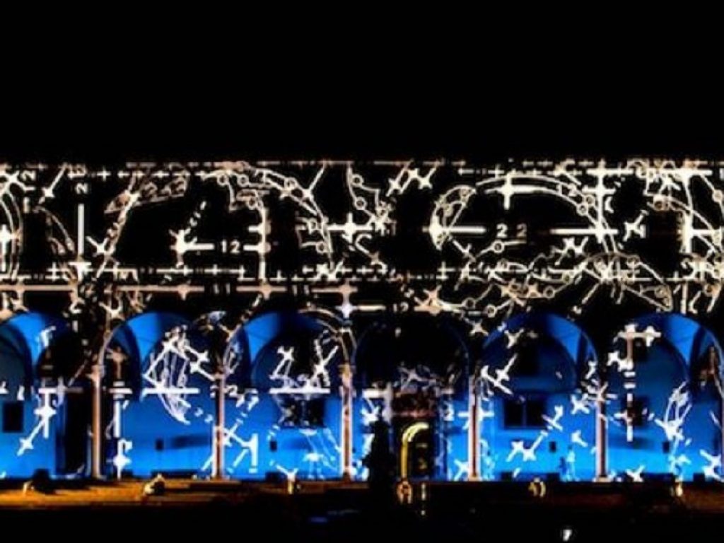 Il videomapping realizzato da Giancarlo Cauteruccio del Teatro Krypton sulla facciata dell'Istituto degli Innocenti di Firenze