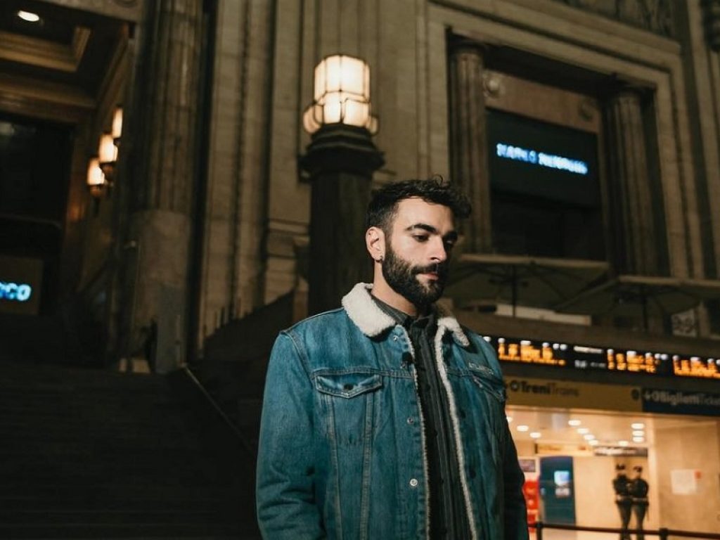 Marco Mengoni 52 volte di platino. Nuovo riconoscimento per Hola. Venerdì 25 ottobre l'attesa uscita del doppio CD "Atlantico on tour"