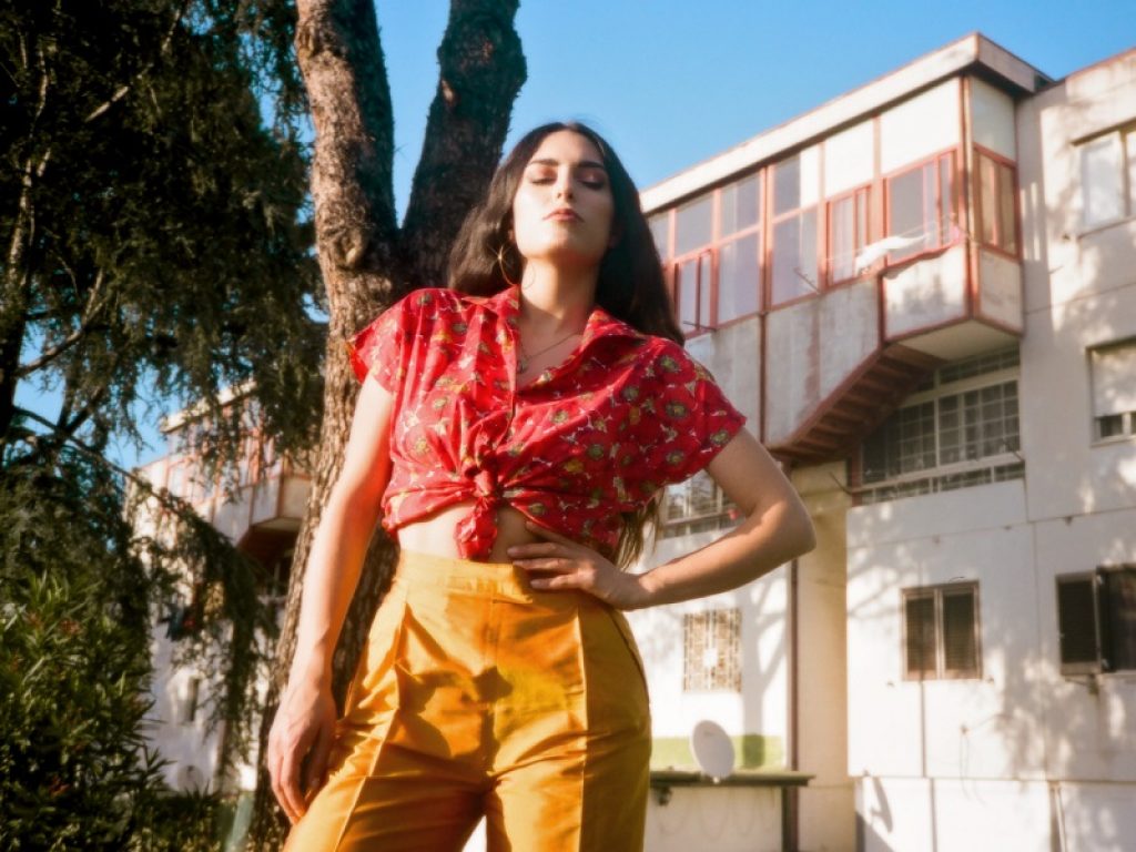 Esce il secondo singolo dell’artista napoletana La Niña “Niente cchiù” e anche il videoclip diretto da KWSK NINJA, ispirato al teatro-danza di Pina Bausch