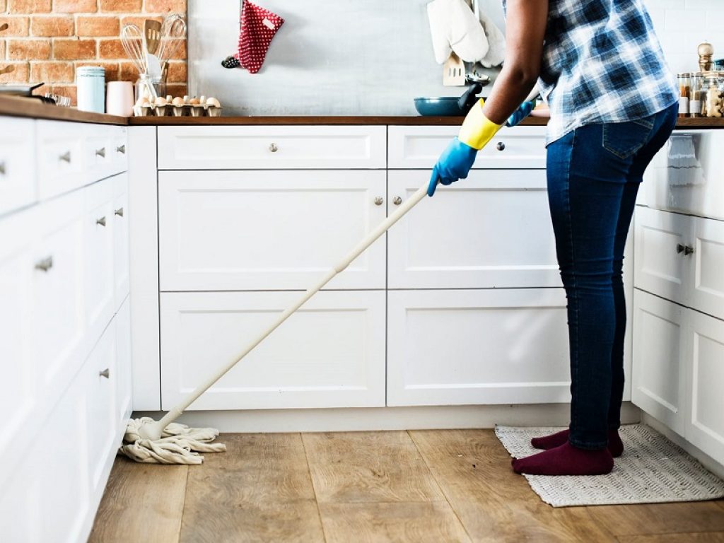 Pulizie di casa, arriva l’app per trovare "cleaners" fidati. La piattaforma Cleanzy mette in contatto chi cerca un aiuto per la pulizia domestica (settimanale o saltuaria) e professionisti del settore