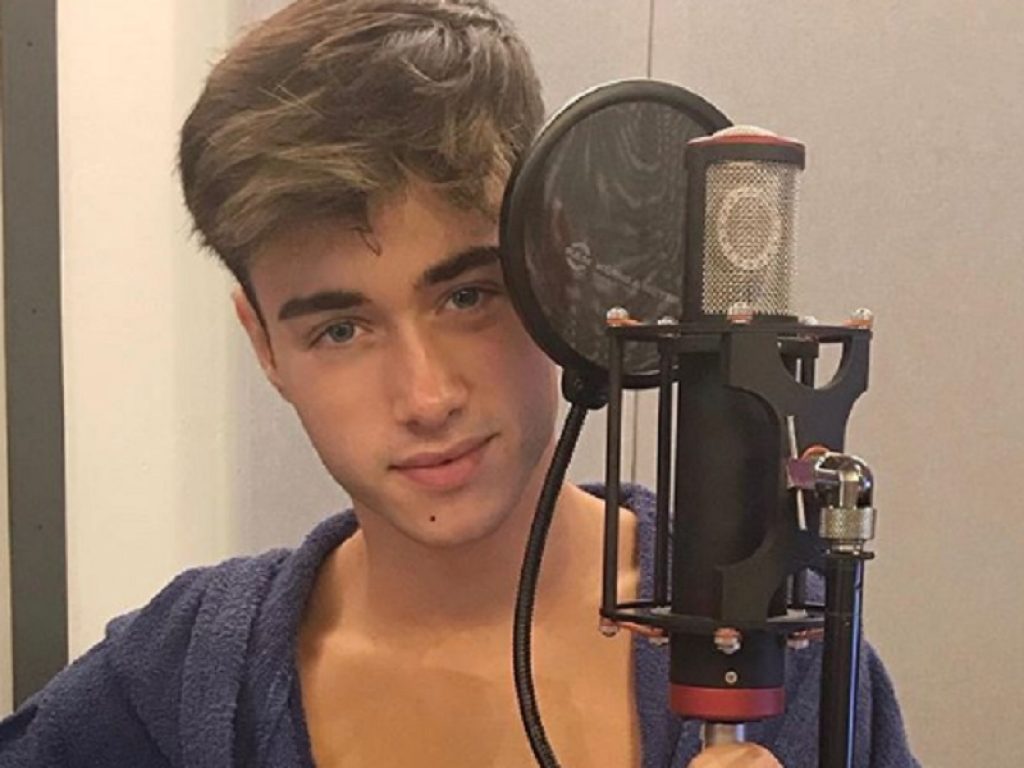 Riki ha cancellato tutte le foto da Instagram, novità in arrivo? Gli ultimi movimenti social del cantante fanno pensare all'imminente uscita di nuovo materiale