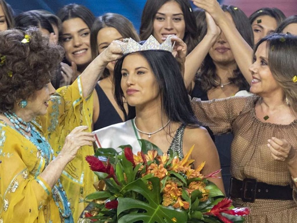 La lombarda Carolina Stramare, 20 anni, in gara con il numero 3, è la vincitrice del concorso Miss Italia 2019