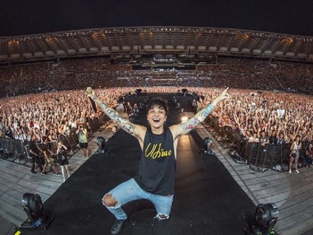 Ultimo ha annunciato l’uscita del suo nuovo singolo: il 13 dicembre fuori “Tutto questo sei tu”. Il brano è un inedito non contenuto nell’ultimo disco