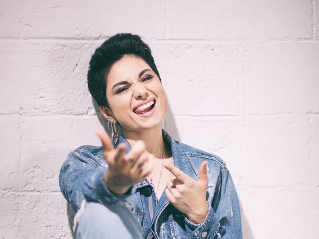 Giordana Angi celebra la libertà e la gioia di vivere in “Amami Adesso”: online il videoclip girato in lockdown sul litorale di Anzio