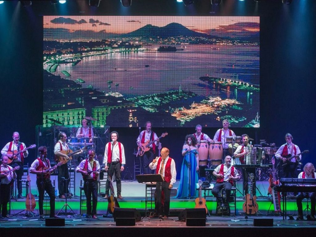 Stagione Tourné, Renzo Arbore e l'Orchestra Italiana in concerto stasera al Teatro Lyrick di Assisi tra melodie, ricordi e grandi canzoni