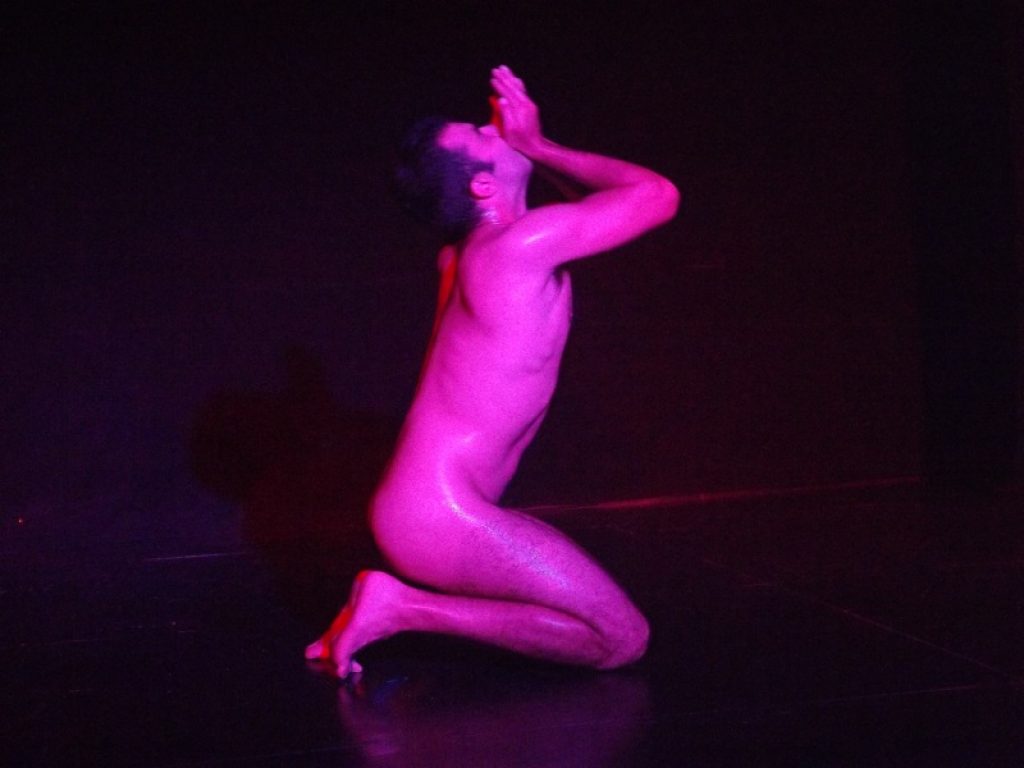 Cartoline da casa mia prodotto da Alessandro Vitiello Home Gallery, scritto da Antonio Mocciola e interpretato da Bruno Petrosino sul palco dell'Off Off Theatre a novembre