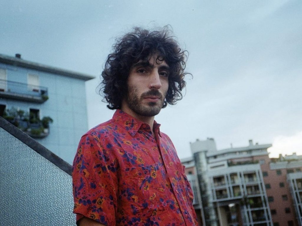 L’America è il primo disco di Gionata. Dopo i singoli Oceano e Frigorifero, è fuori per Phonarchia Dischi l'album d'esordio del giovane cantautore toscano