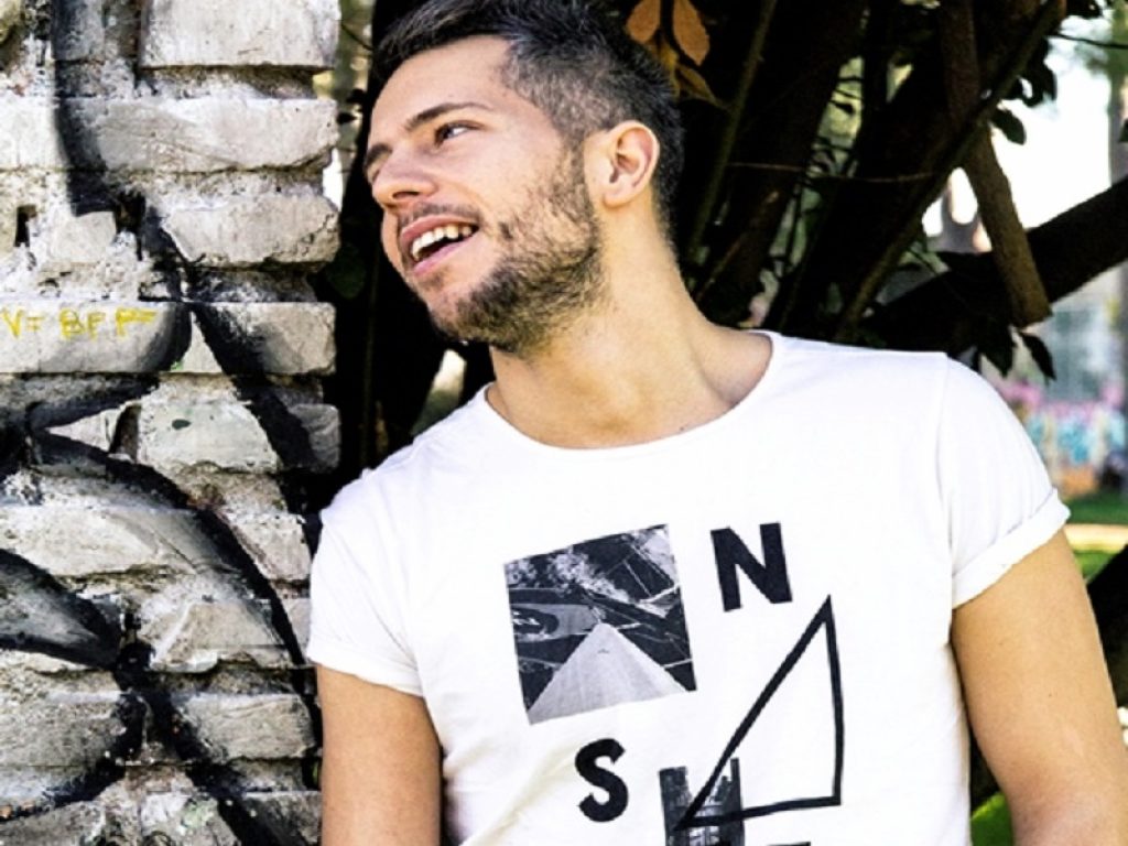 Joe Balluzzo live stasera al ProSceniUm - Festival della Canzone d’Autore di Assisi. Il 15 novembre uscirà il nuovo singolo “Scusami ma sono Felice”