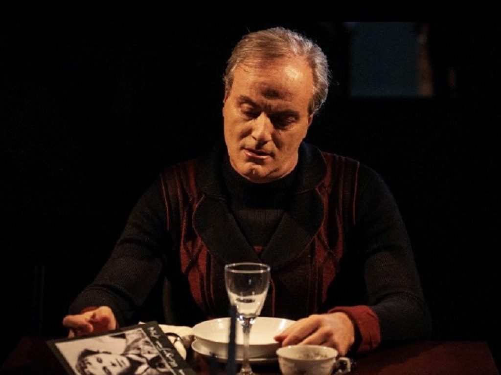 Torna La Cena, spettacolo di e con Giovanni Greco, per la rassegna Rewind: appuntamento dal 10 al 13 ottobre allo Spazio 18b