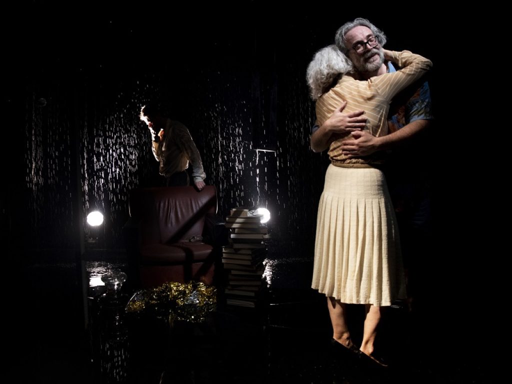 Stranieri di Antonio Tarantino, con la direzione di Gianluca Merolli, arriva dall’1 al 3 novembre alle ore 21 sul palco del Piccolo Eliseo