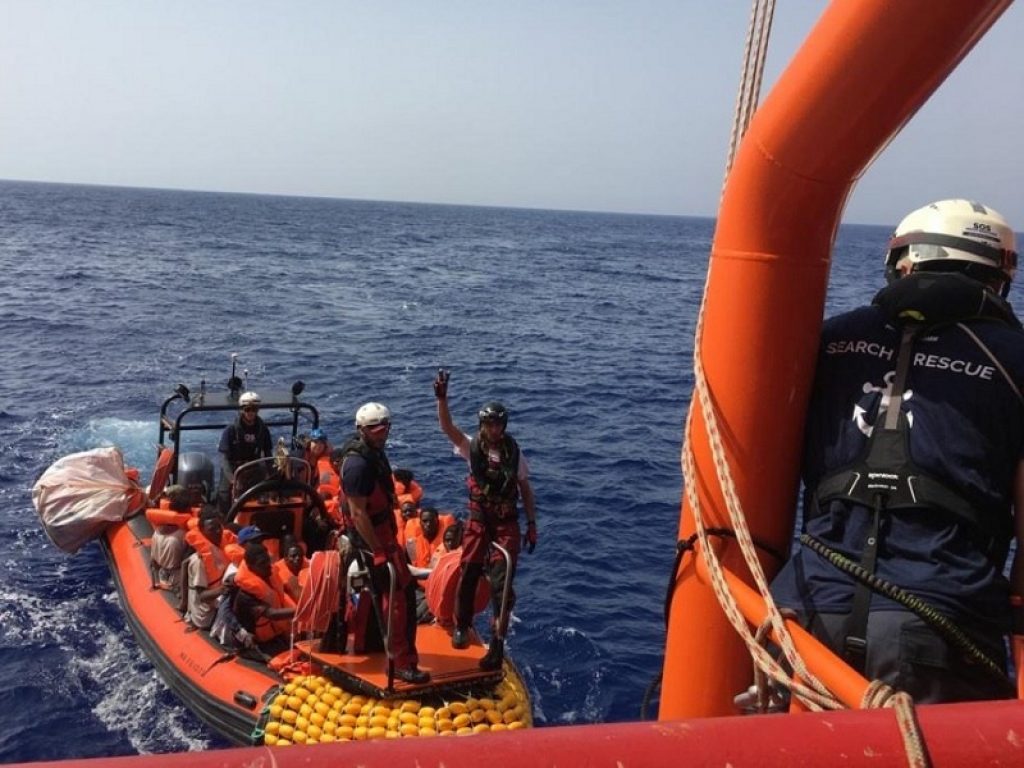 La nave Ocean Viking è attraccata a Taranto: i 159 migranti a bordo saranno redistribuiti nei Paesi Ue che accetteranno