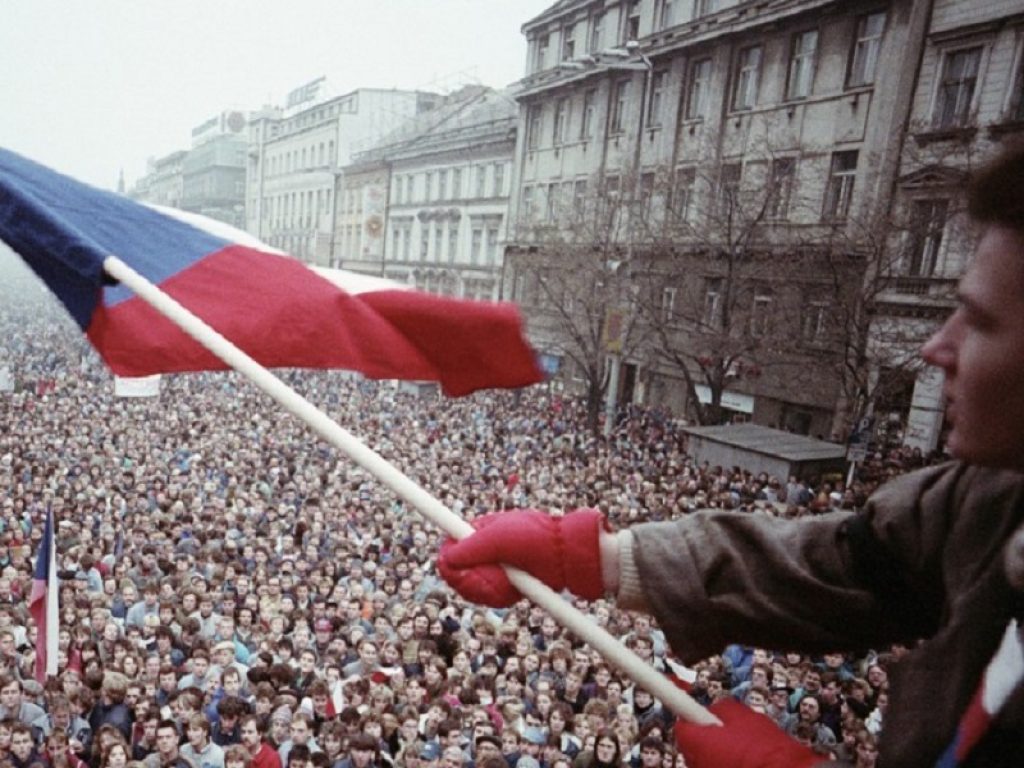 La Rivoluzione di Velluto e la fine del regime totalitario in Repubblica Ceca: all’ICLAB di Firenze una serata tra commemorazione e beneficenza