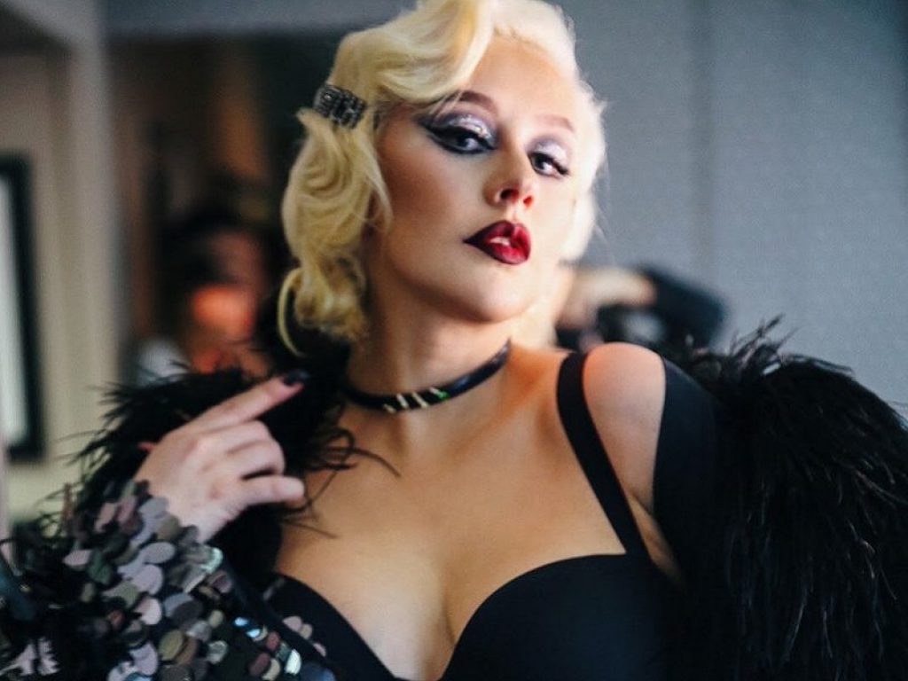 Christina Aguilera nei panni di Morticia per la premiere de La Famiglia Addams: la cantante ha deciso di presentarsi sul tappeto viola, indossando un lungo vestito nero in stile gotico