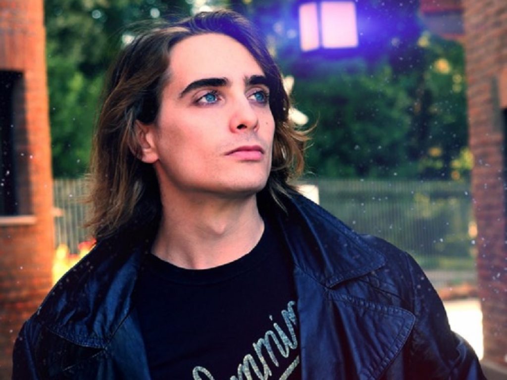 Marko, cantante pop-lirico e pianista, dopo il successo riscontrato in Europa è fra i 65 finalisti della prossima edizione di Sanremo Giovani con il brano “Vivrò per te”