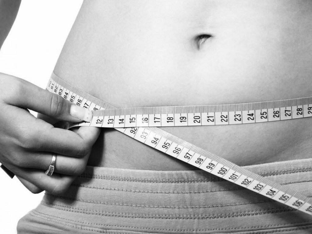 Anoressia e bulimia: l'età di esordio di questi disturbi alimentari si abbassa sempre di più. Come riconoscere i campanelli d'allarme e cosa fare
