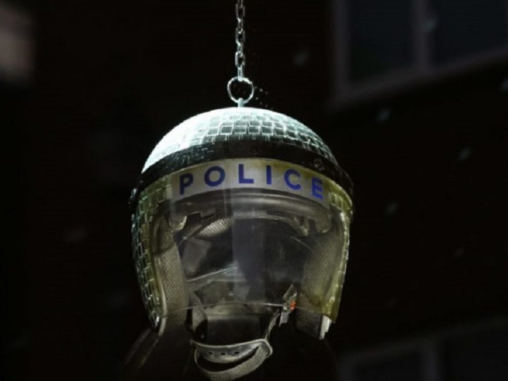 Banksy apre lo shop online ma si potrà scegliere un solo articolo. L’acquisto sarà completo solo successivamente alla risposta ad una domanda da parte dell’artista