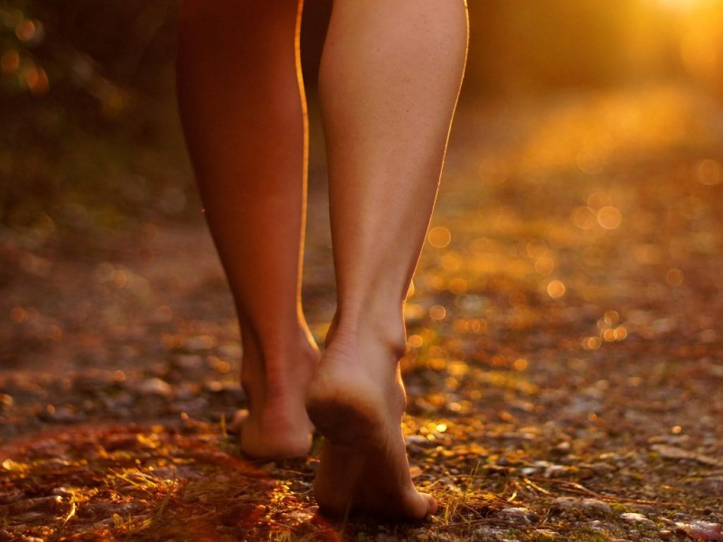Camminare scalzi fa bene: aiuta la circolazione del sangue e migliora la postura. Il barefoot, la camminata a piedi nudi, è diventata una tendenza