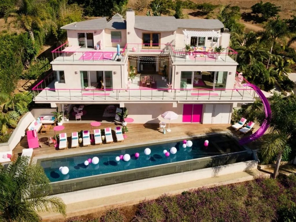 Dormire nell’iconica casa di Barbie a Malibu ora è possibile: con Airbnb soggiornare nella fedele riproduzione della Dreamhouse costa solo 55 euro a notte