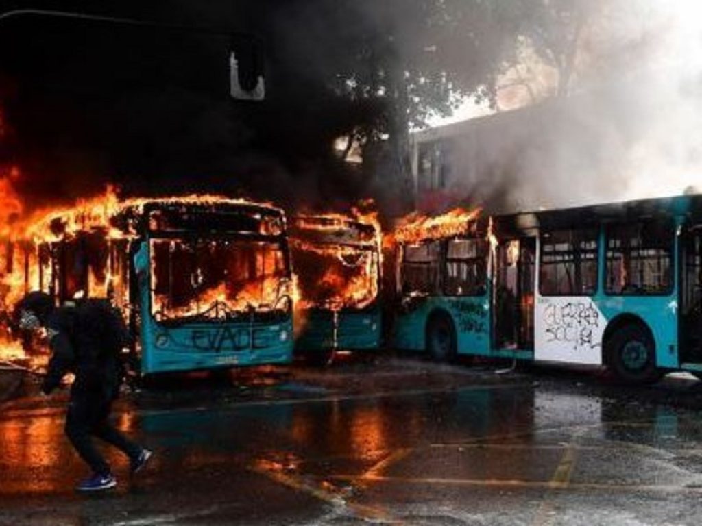 In Cile infiammano le proteste, almeno 10 morti di cui 5 nel rogo di una fabbrica. Il presidente: “Siamo in guerra”. A scatenare le violenze un aumento del prezzo del trasporto pubblico