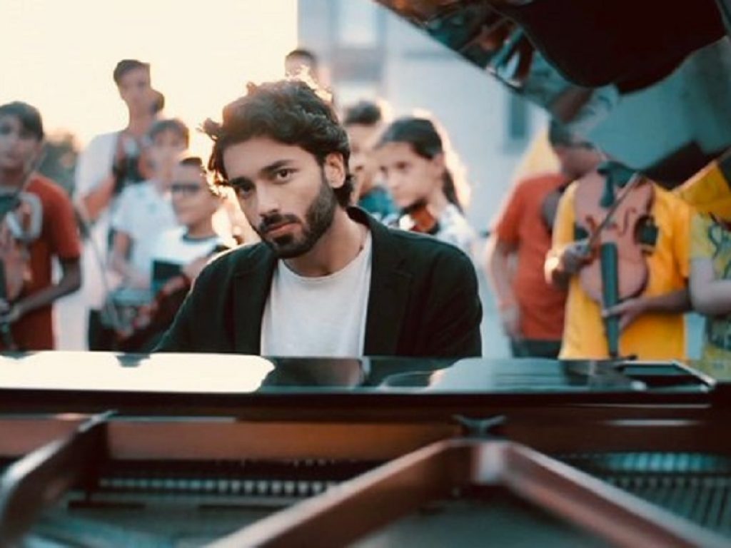 Cordio tra i bambini e i ragazzi di Brindisi nel video de “Il paradiso”. Il brano parla di una storia difficile da raccontare ma, proprio per questo, da rendere nota