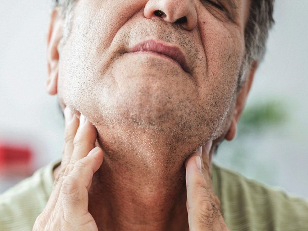 Diverticoli di Zenker sono 2-3 volte più frequenti negli uomini rispetto alle donne. Attenzione ai sintomi come la difficoltà a deglutire il cibo