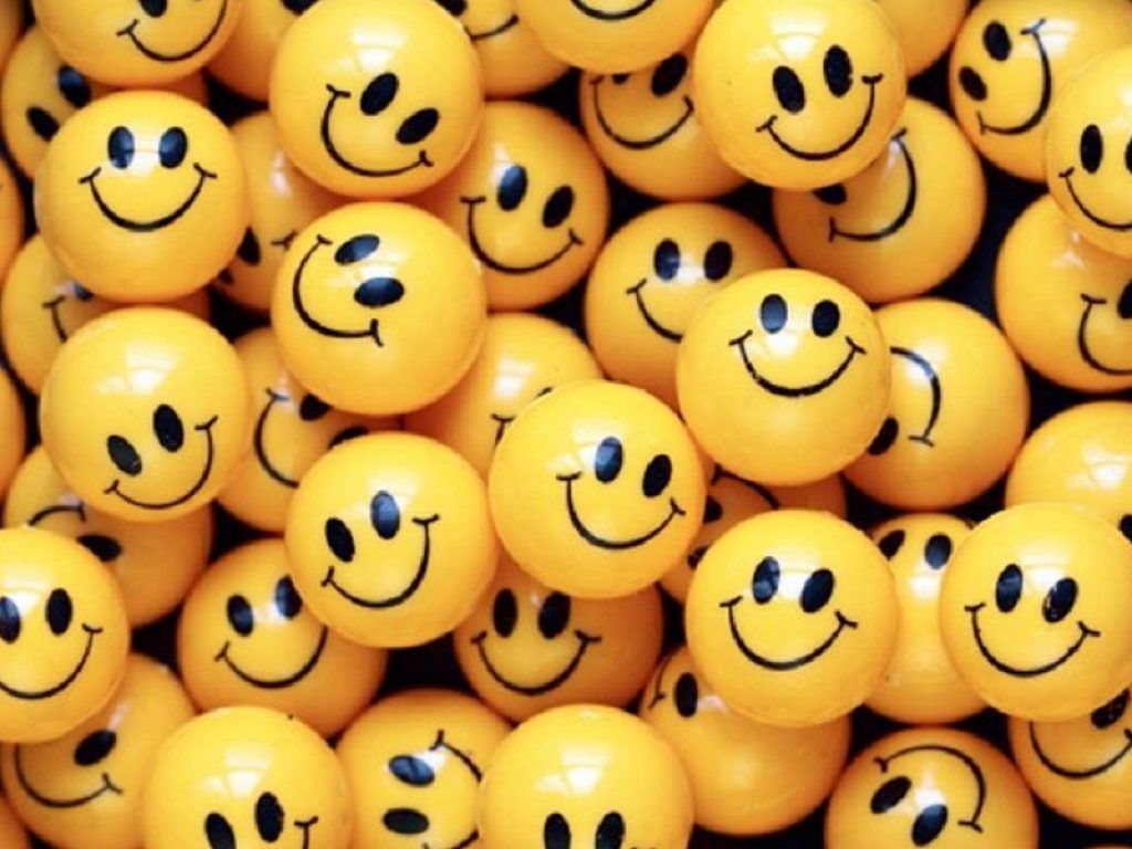 World Smile Day, oggi è la giornata mondiale del sorriso che si celebra in tutto il mondo. Il simbolo è lo Smile creato da Harvey Ball nel 1963