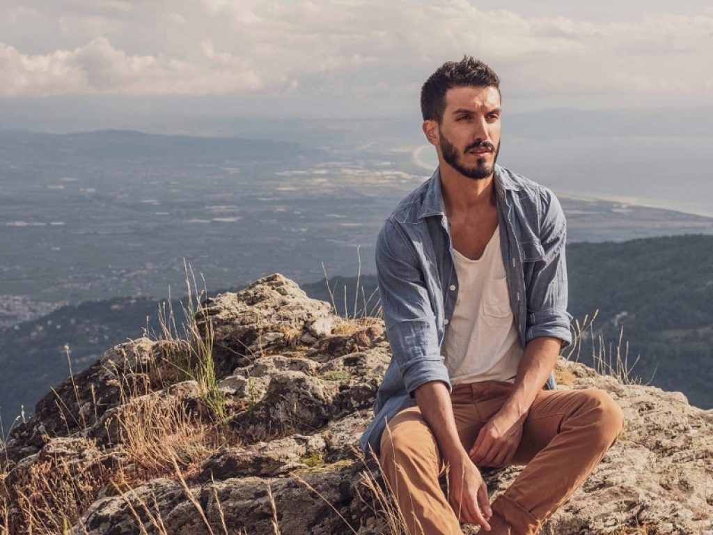 Francesco Di Cello torna con il nuovo inedito “Notre Dame”: un brano che esplora sonorità pop urban e dipinge la scena di un amore consumato