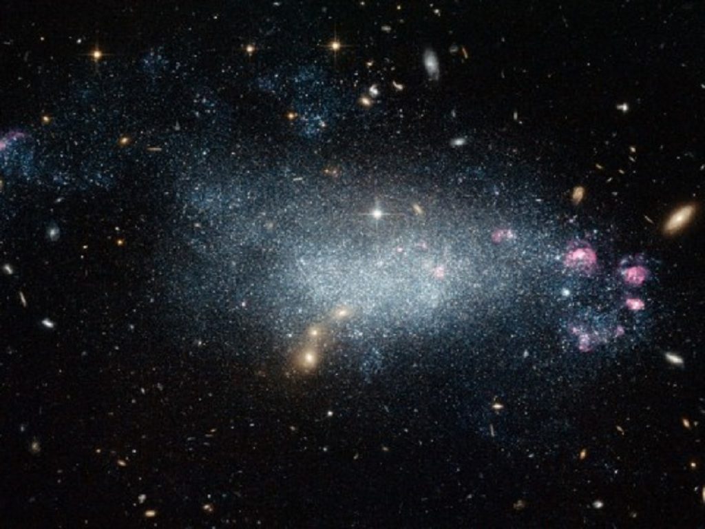 Nuovo studio su galassie vicine suggerisce che queste ultime si siano formate in tempi remoti e mantengano nella dinamica centrale delle loro stelle memoria di questo processo