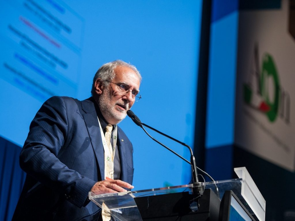 Giordano Beretta è il nuovo Presidente dell’Associazione Italiana di Oncologia Medica (AIOM). Milanese, classe 1958, è Responsabile dell’USC Oncologia Medica dell’Humanitas Gavazzeni di Bergamo