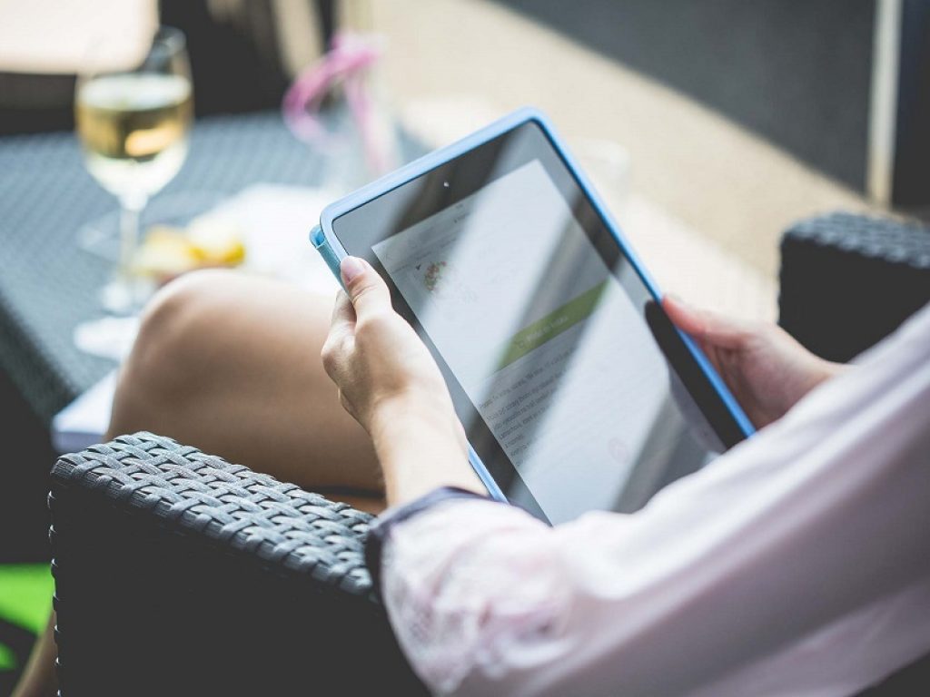 Comprare un tablet è ancora una buona idea nonostante gli smartphone: consigliato un dispositivo con software Android e display da 10 pollici.