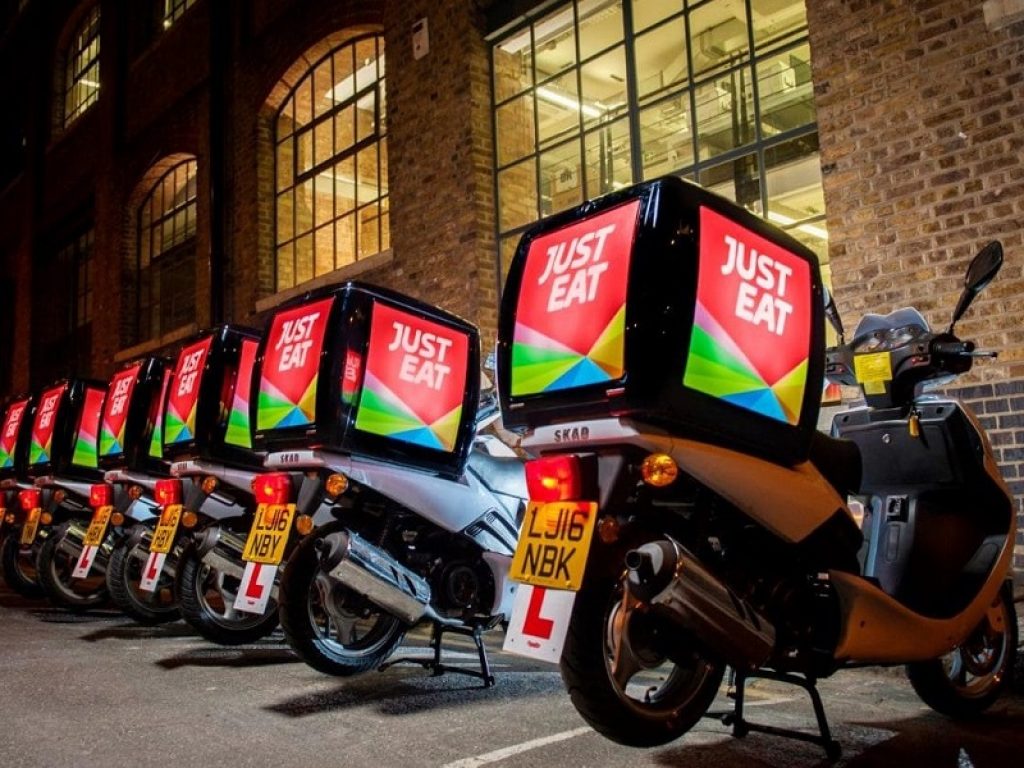 Accordo tra Just Eat e sindacati: rider assunti con contratto nazionale logistica. Interessati circa 4mila lavoratori in tutta Italia
