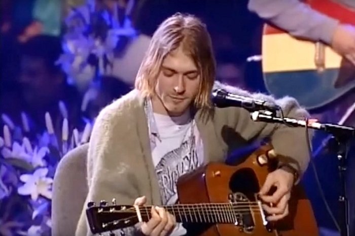 Kurt Cobain, venduto all’asta il cardigan del live di Mtv Unplugged del 1993. Lo storico capo d’abbigliamento è stato battuto per 334 mila dollari